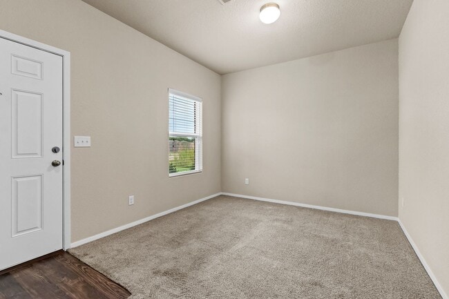 Building Photo - Beautiful home Located in desirable west Fayetteville neighborhood with playground