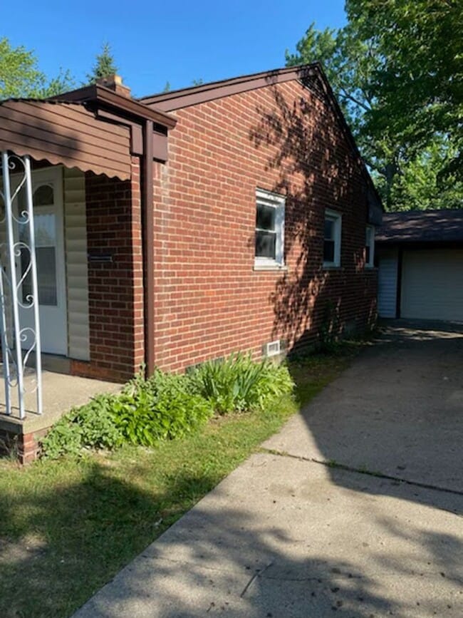 Building Photo - 5311 E Thirteen Mile Rd