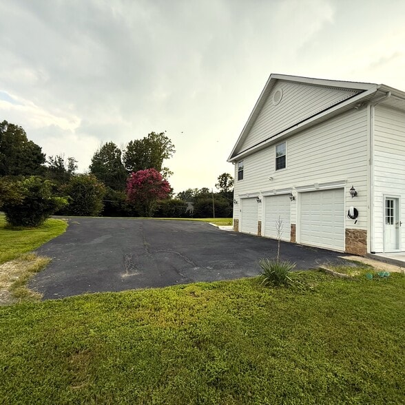 Large Driveway and Garage - 10828 Miller Rd