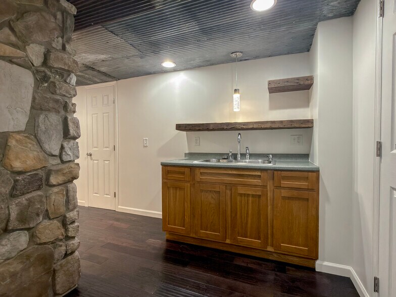 Building Photo - 247 S Reamstown Rd