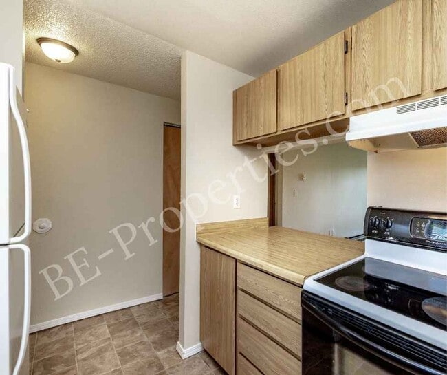Building Photo - Cozy 1 Bedroom in the By The Green Community.