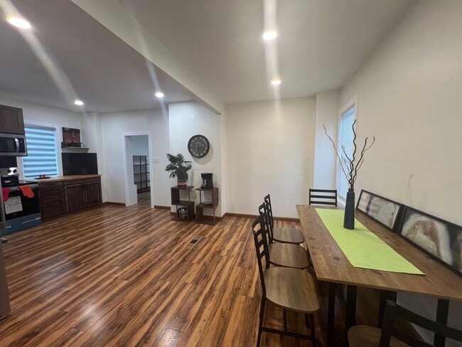 Building Photo - Detroid Shoreway Renovated  4 Bedroom, 2 B...