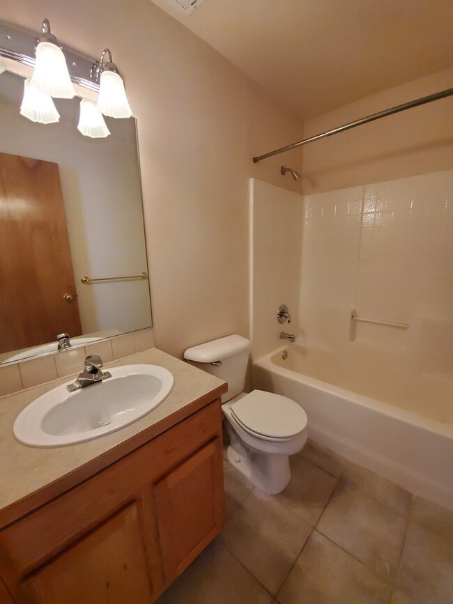 Building Photo - 427 Columbia Point Dr