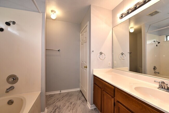 Building Photo - GREAT SINGLE STORY HOME | GATED COMMUNITY | NO CARPETS | CLOSE TO BANDERA & TEZEL RD | SHOPPING &...