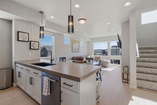 Building Photo - 6831 Silver Creek Dr
