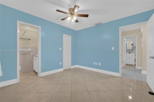 Building Photo - 2560 W 60th St
