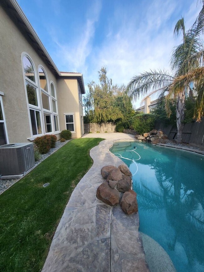 Building Photo - Absolutely Gorgeous 4BD / 3BA Home with Pool in Quiet Neighborhood