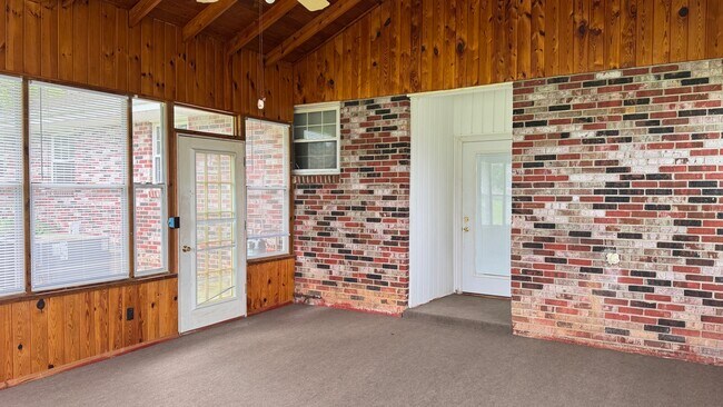 Building Photo - 101 Hickory Ln