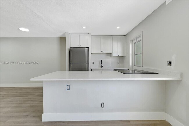 Building Photo - 5450 Hollywood Blvd