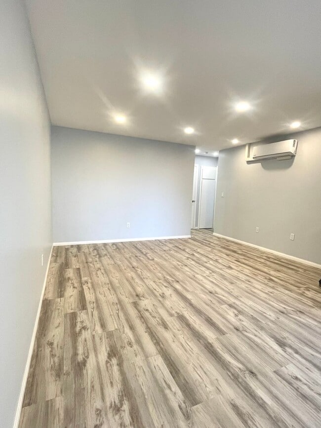 Building Photo - Del Mar Heights 1 br condo