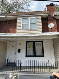 Building Photo - Fully renovated 3 Bed townhome