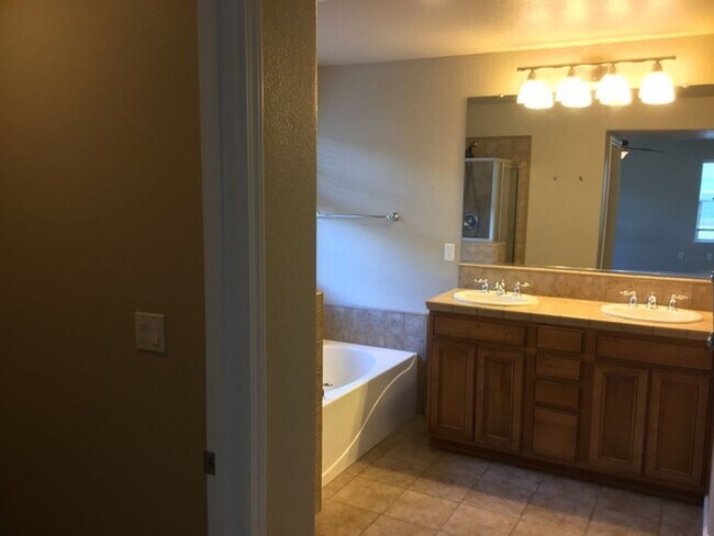 Building Photo - Gated Community 4 Bedroom 2.5 Bath Home...
