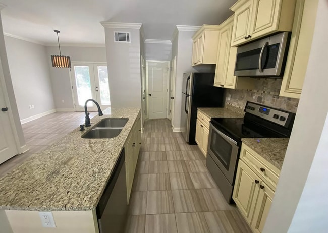 Building Photo - 3 Bedroom/2.5 Bath