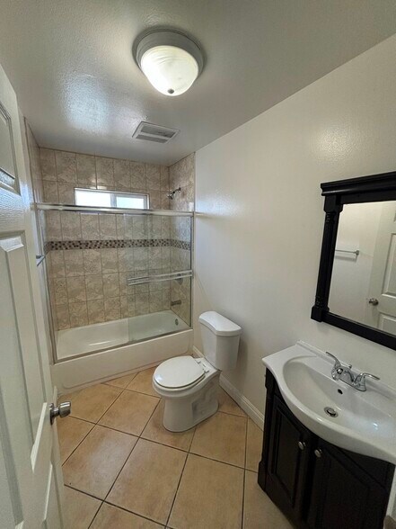 Building Photo - 204 W 78th St