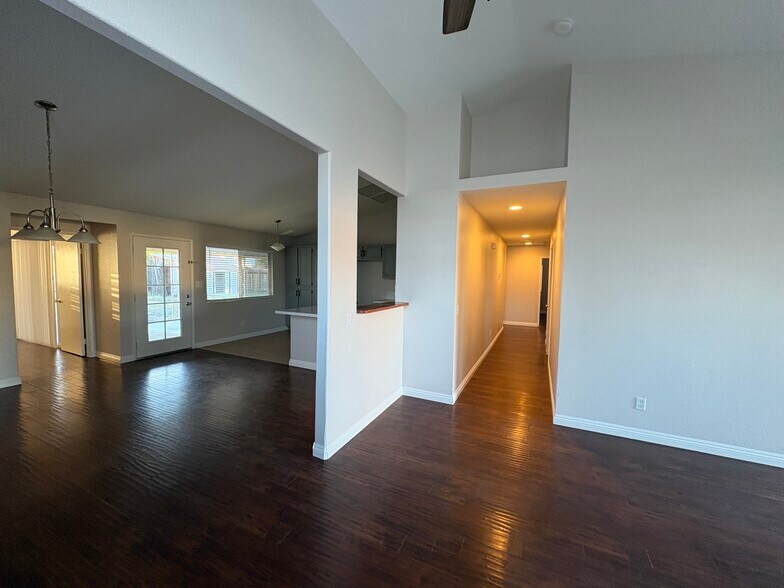 Building Photo - 29957 Oakbridge Dr