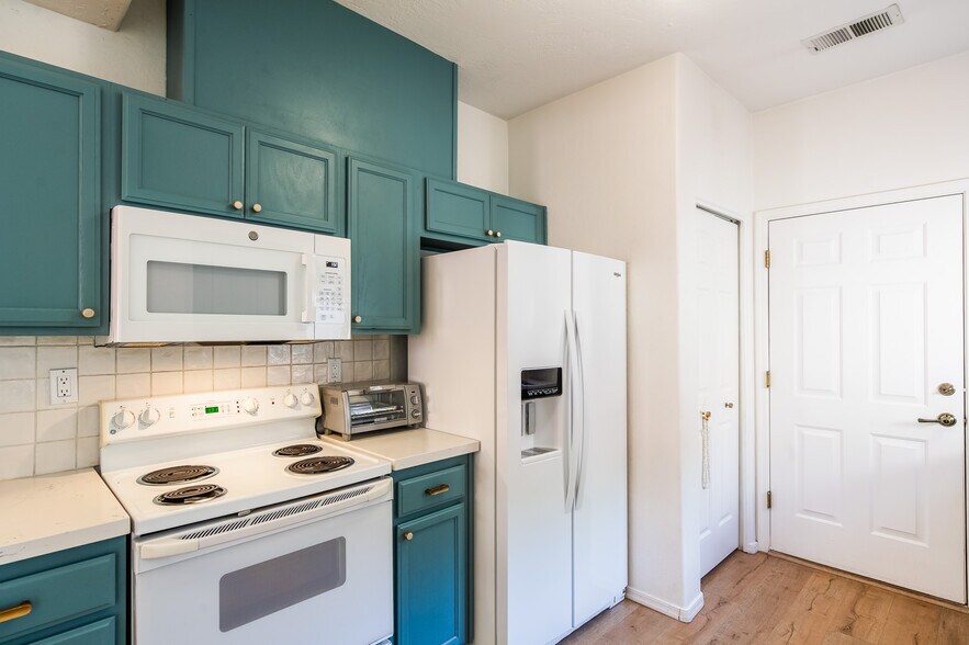 Building Photo - 102 Pine Leaf Ln