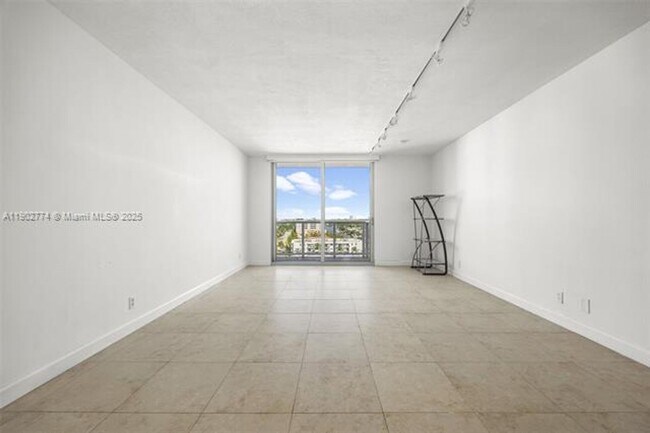 Building Photo - 900 Bay Dr