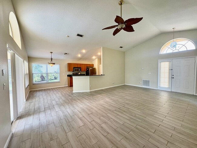 Building Photo - 3 Bedroom 2 Bathroom in Clermont