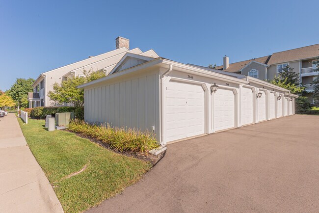 Building Photo - 2646 S Knightsbridge Cir