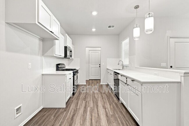 Building Photo - 10912 Oak Hollow Dr