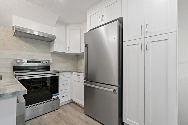 Building Photo - 8441 Bayshore Dr
