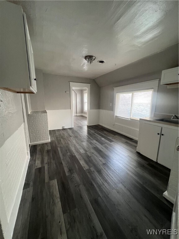 Building Photo - 203 Box Ave