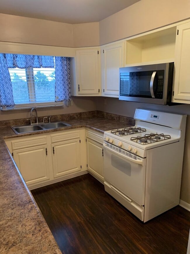 Building Photo - Beautiful Renovated 3/1.5 Home in Beechvie...