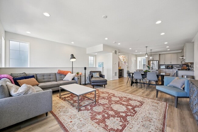 Building Photo - "Experience Spacious Comfort: 4-Bed, 3.5-Bath Retreat on Gladshine Drive!"