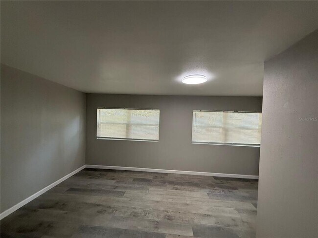 Building Photo - 421 E Warren Ave