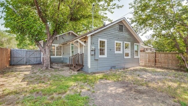 Building Photo - 1122 Newport Ave
