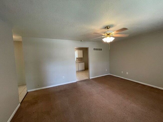 Building Photo - 2 Bedroom / 1 Bathroom Duplex in Blue Spri...