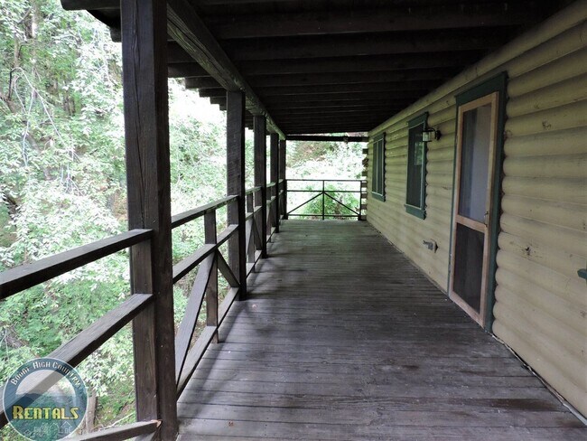 Building Photo - Cute Log Home Overlooking Wooded Area