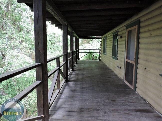 Building Photo - Log Home in Alpine Acres