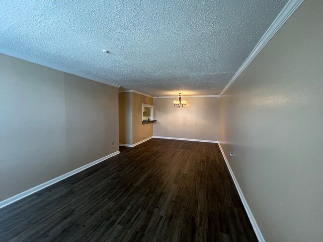 Building Photo - 2 BR CONDO NEAR LSU