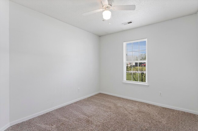 Building Photo - 3 bedroom with garage available in June!