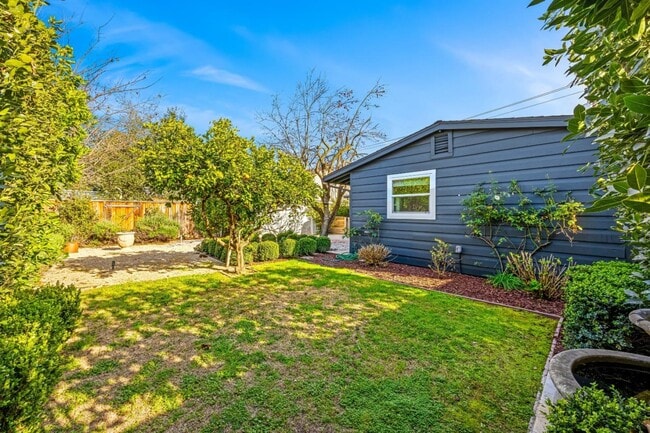 Building Photo - 25 W Central Ave