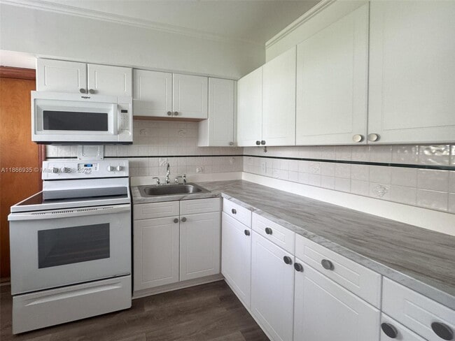 Building Photo - 7635 SW 57th Ave