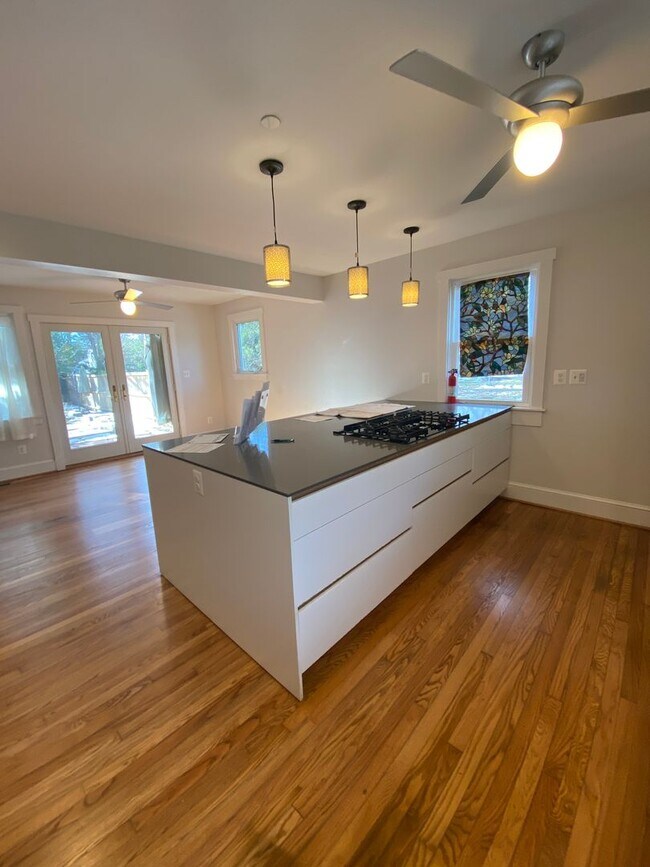Building Photo - 4 Bedroom / 2 Bath Eastport Cape Cod