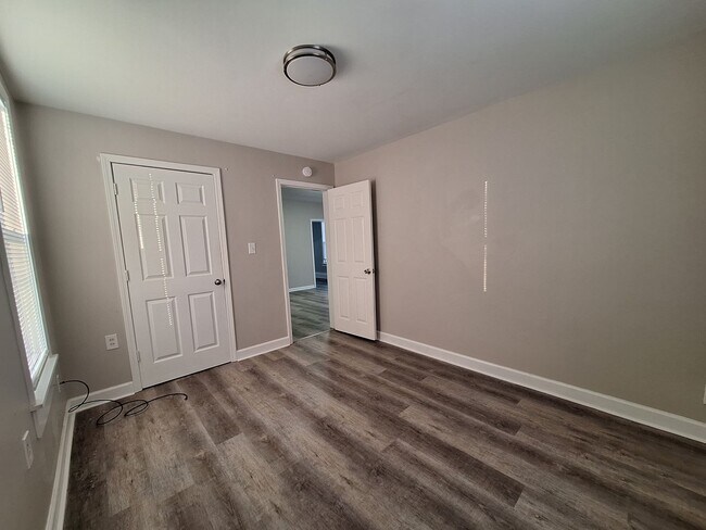 Building Photo - Spacious lower level 2 bedroom