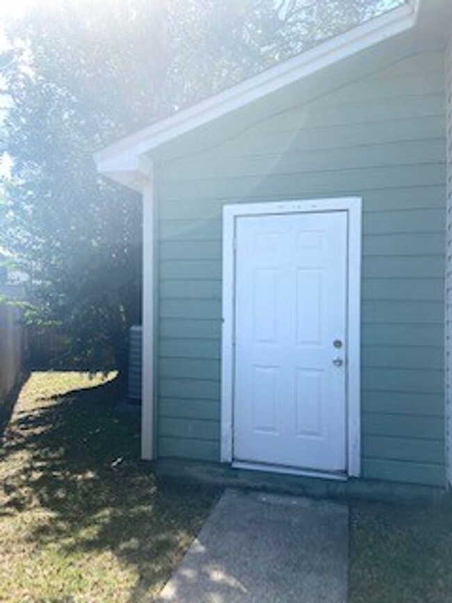 Building Photo - Beautiful home on quiet cul-de-sac! Very c...