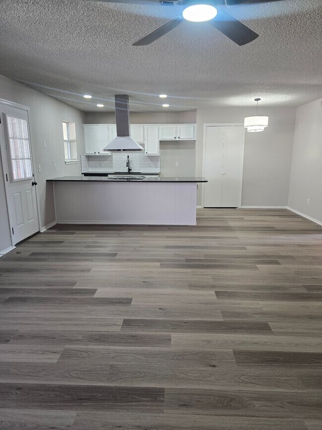 Building Photo - Newly Remodeled