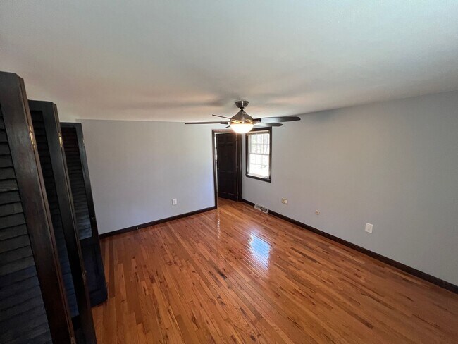 Building Photo - 33 Meadowbrook Dr
