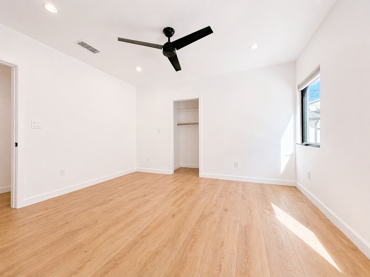 Building Photo - 818 N Genesee Ave