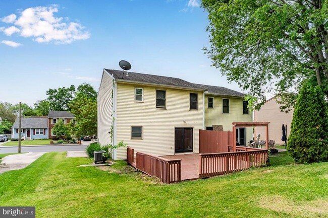 Building Photo - 1142 Redwood Dr