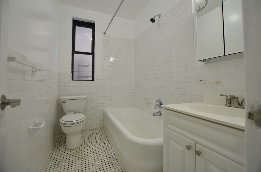 Building Photo - 121 E 38th St