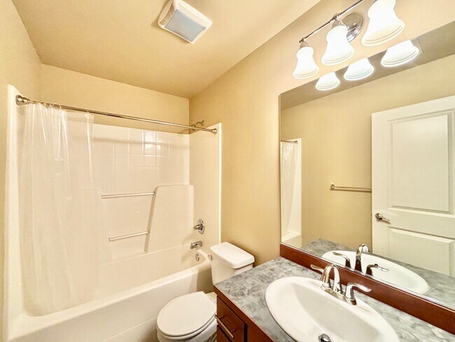 Building Photo - Stunning Issaquah Highlands View Home | 4 Bed + 3.5 Bath | Mountain Views & Prime Location