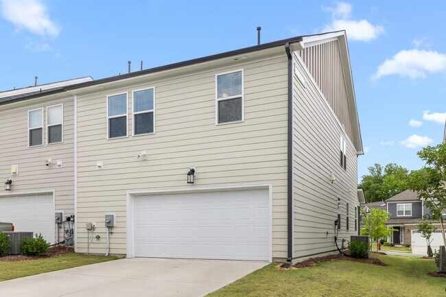 Building Photo - 2466 Hutch Ln