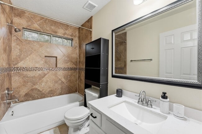 Building Photo - 2413 Piney Woods Dr