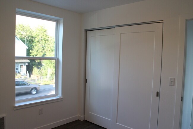 Building Photo - 117 N 2nd St W