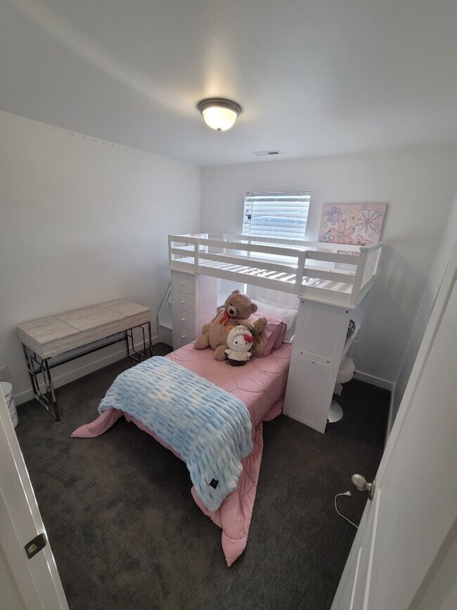 Building Photo - "Spacious 4-Bed Townhouse with Scenic View...